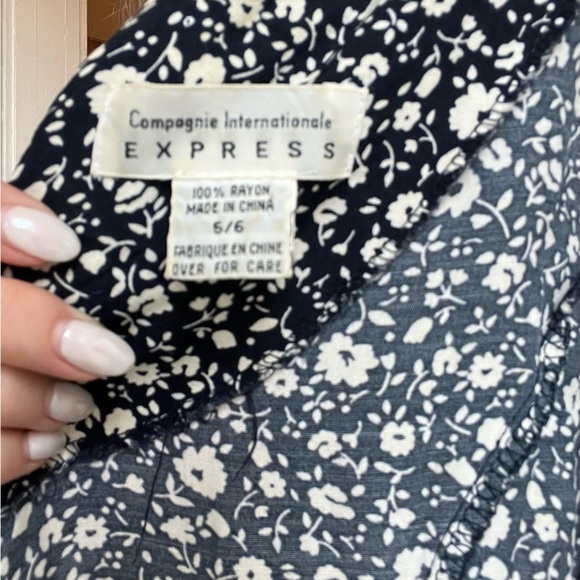 Vintage Express Flowy Floral Romper - Picture 8 of 8